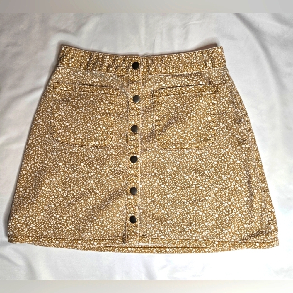 Kimchi Blue Tan Floral Mini Skirt – Button-Up Jean Style, Size 4 🌼